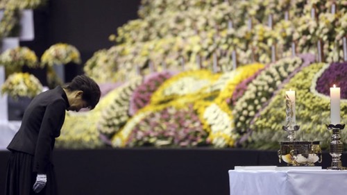South Korea’s President apologizes for ferry disaster - ảnh 1